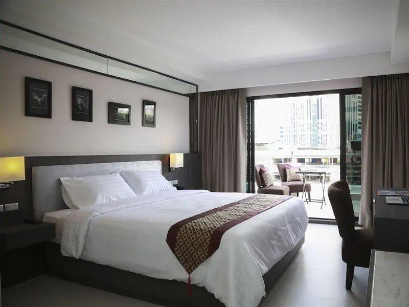 Double One By Aspira Hotel Bangkok Kültér fotó