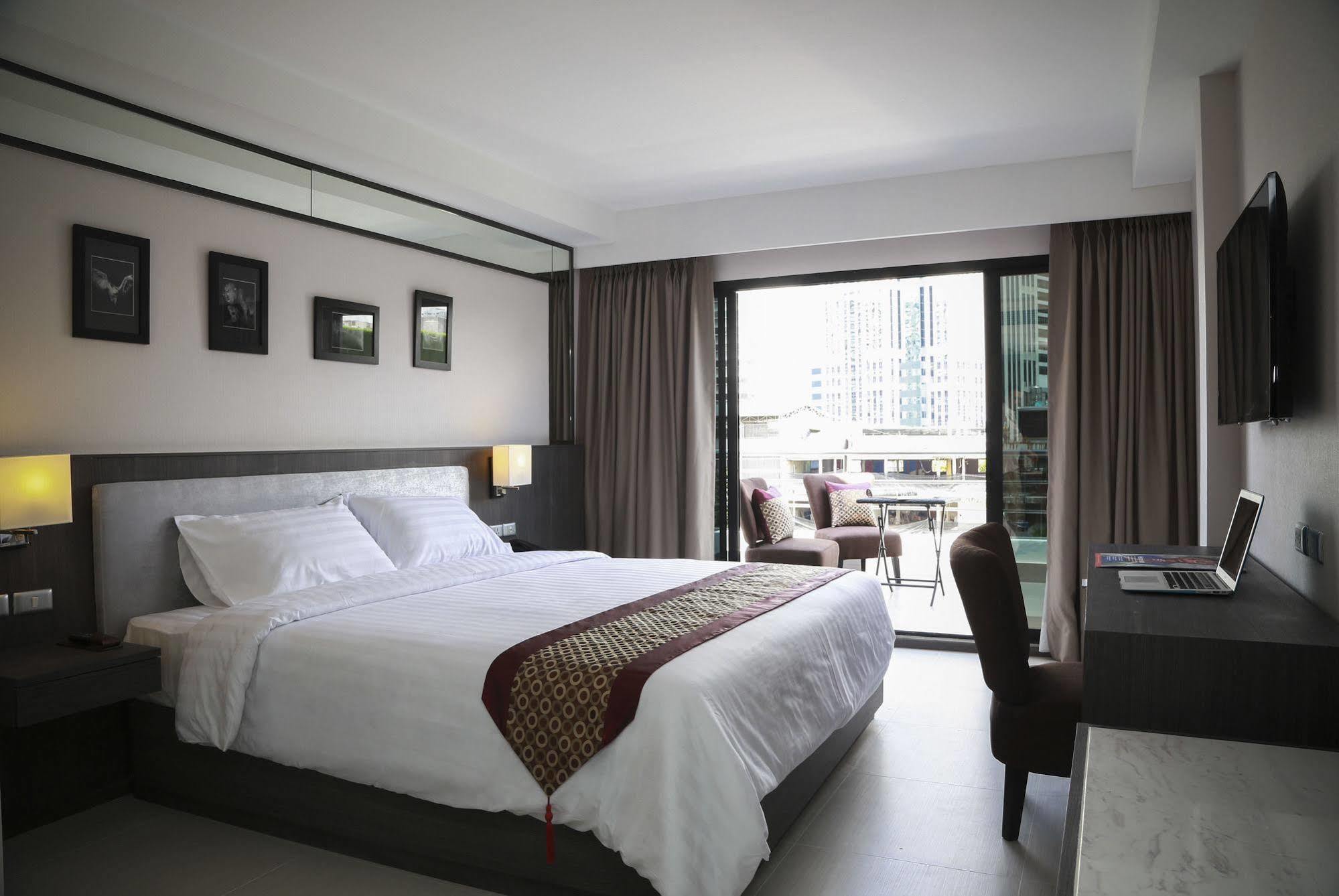 Double One By Aspira Hotel Bangkok Kültér fotó