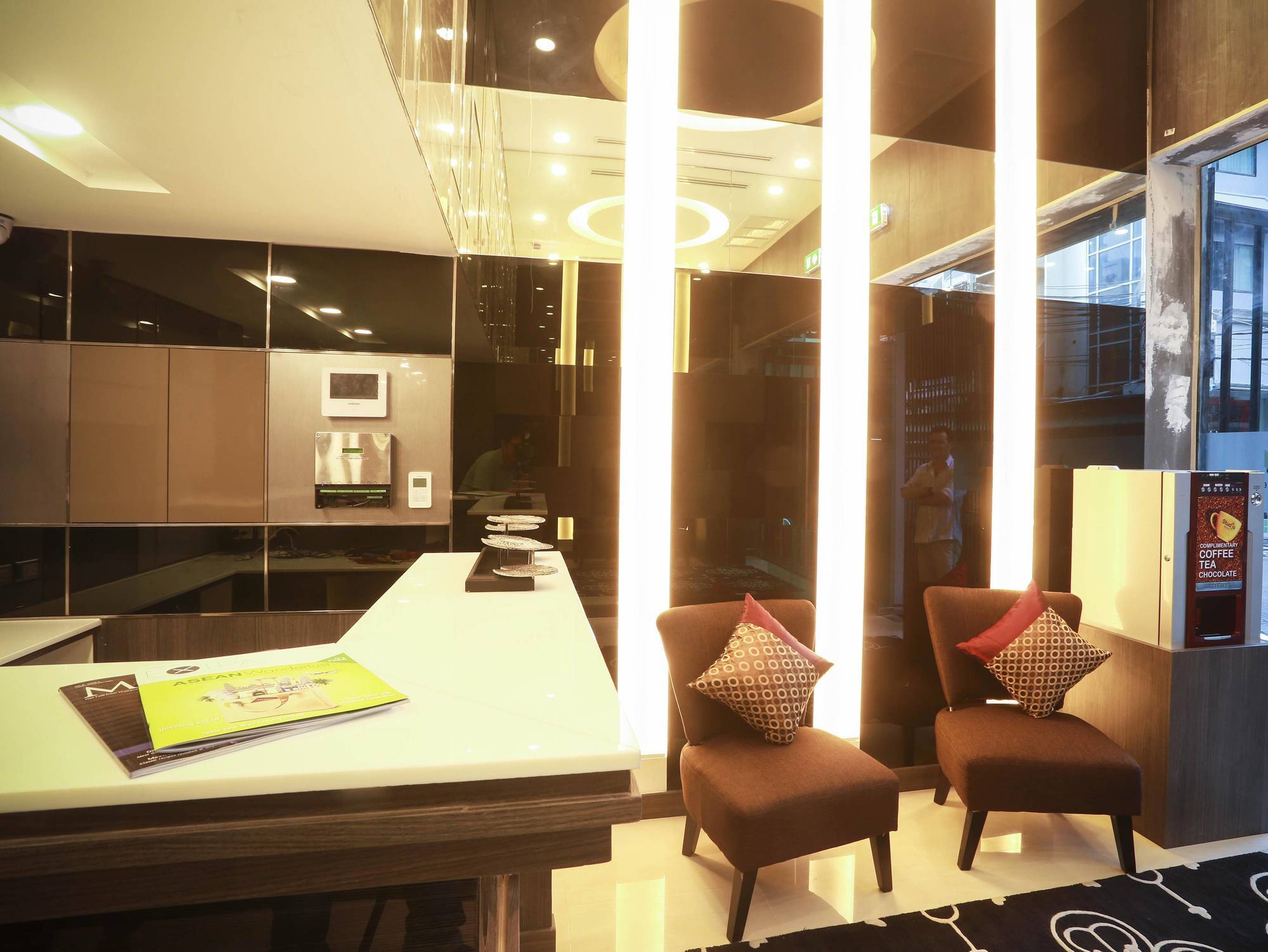 Double One By Aspira Hotel Bangkok Kültér fotó
