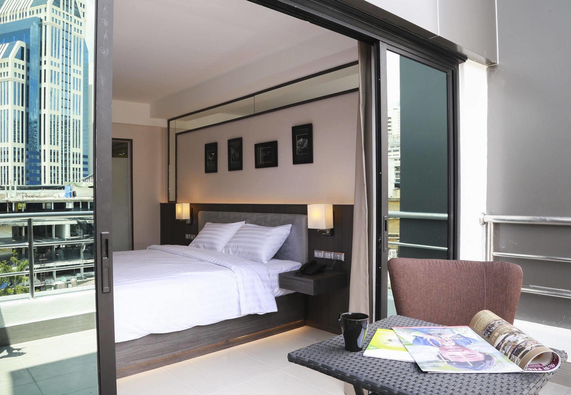 Double One By Aspira Hotel Bangkok Kültér fotó