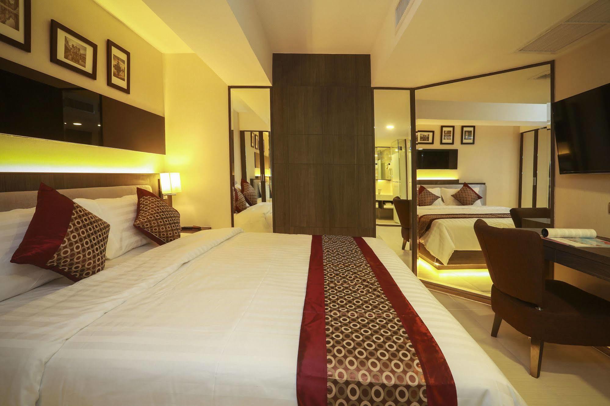 Double One By Aspira Hotel Bangkok Kültér fotó