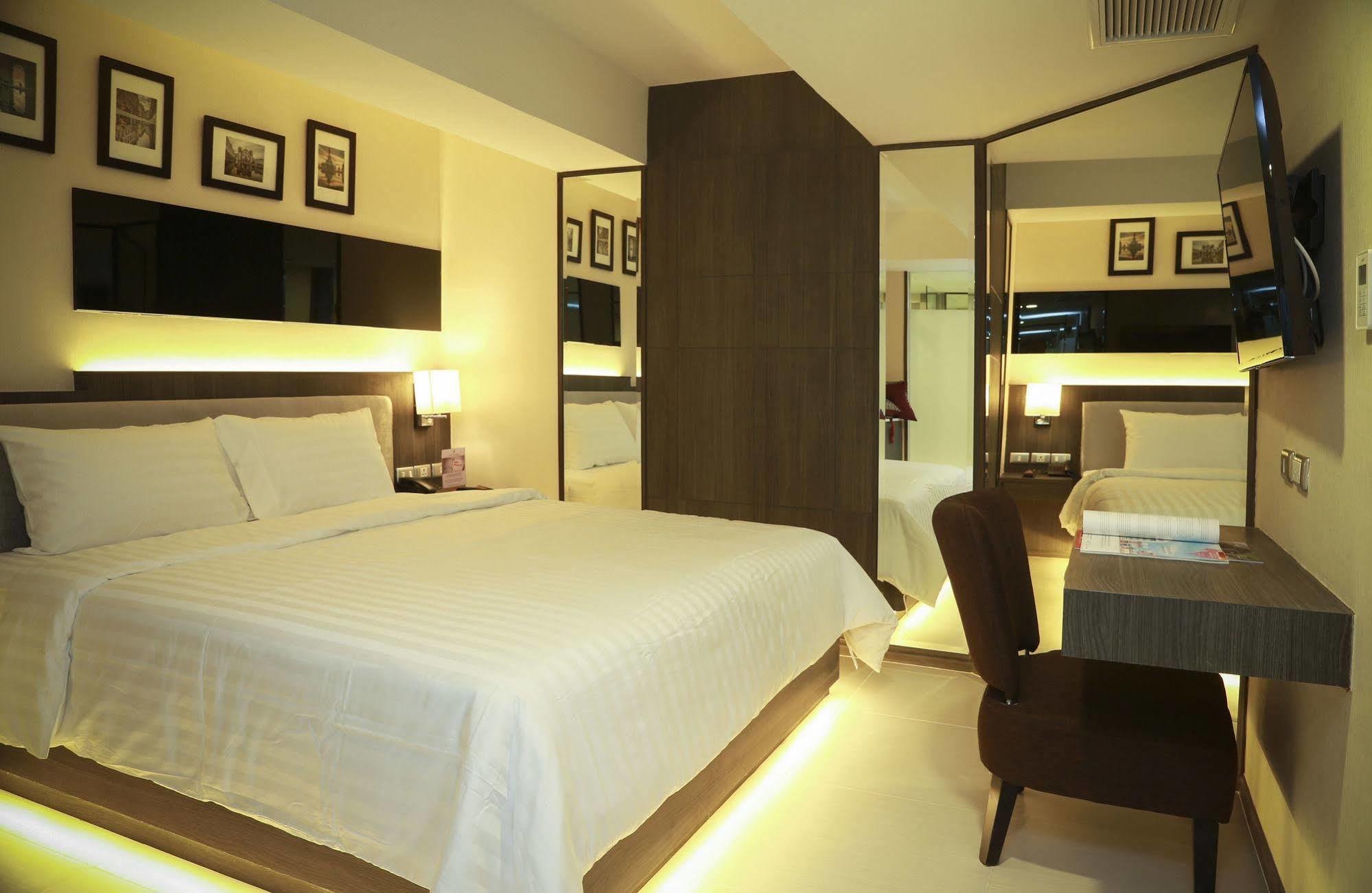 Double One By Aspira Hotel Bangkok Kültér fotó