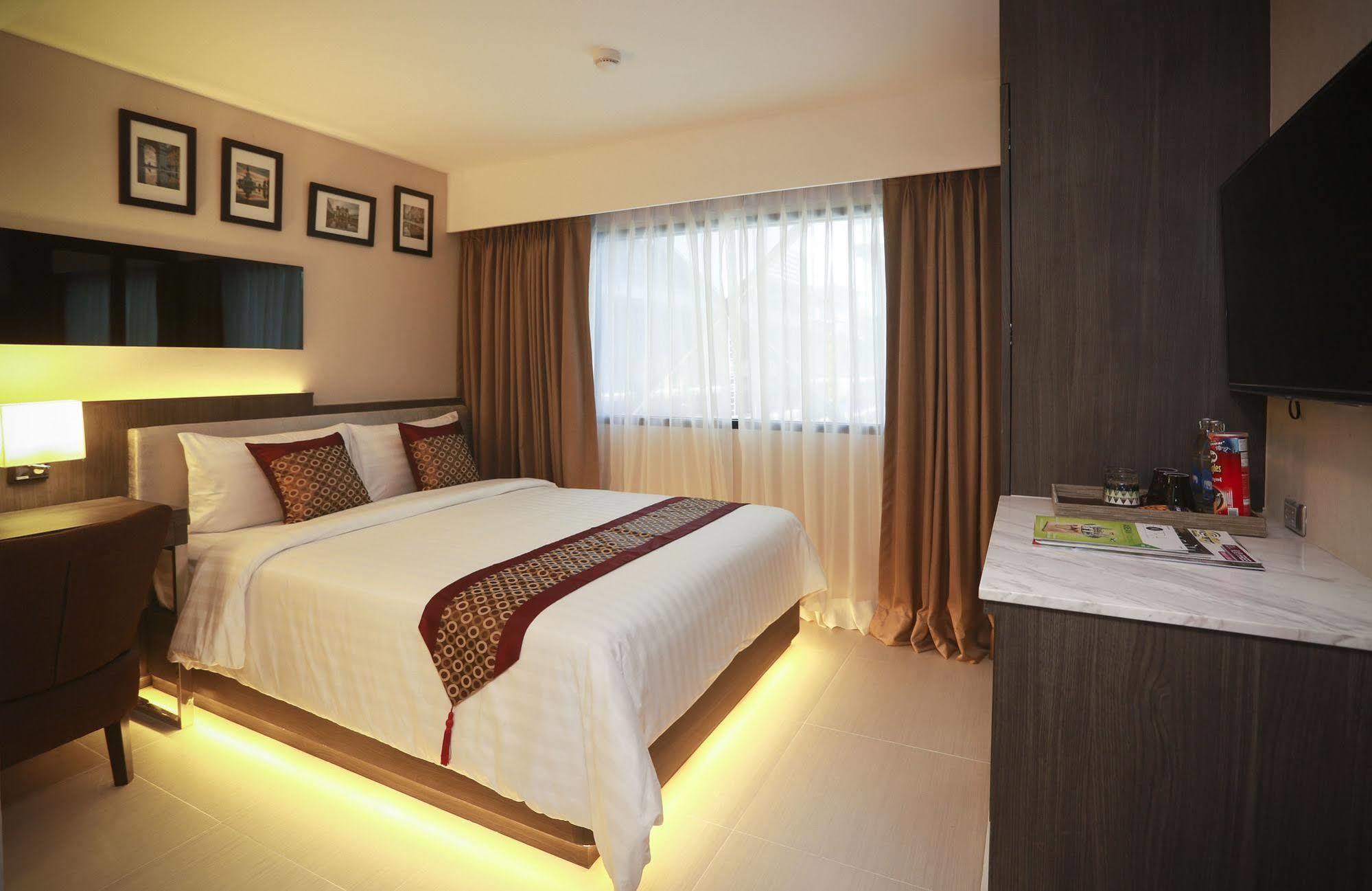 Double One By Aspira Hotel Bangkok Kültér fotó