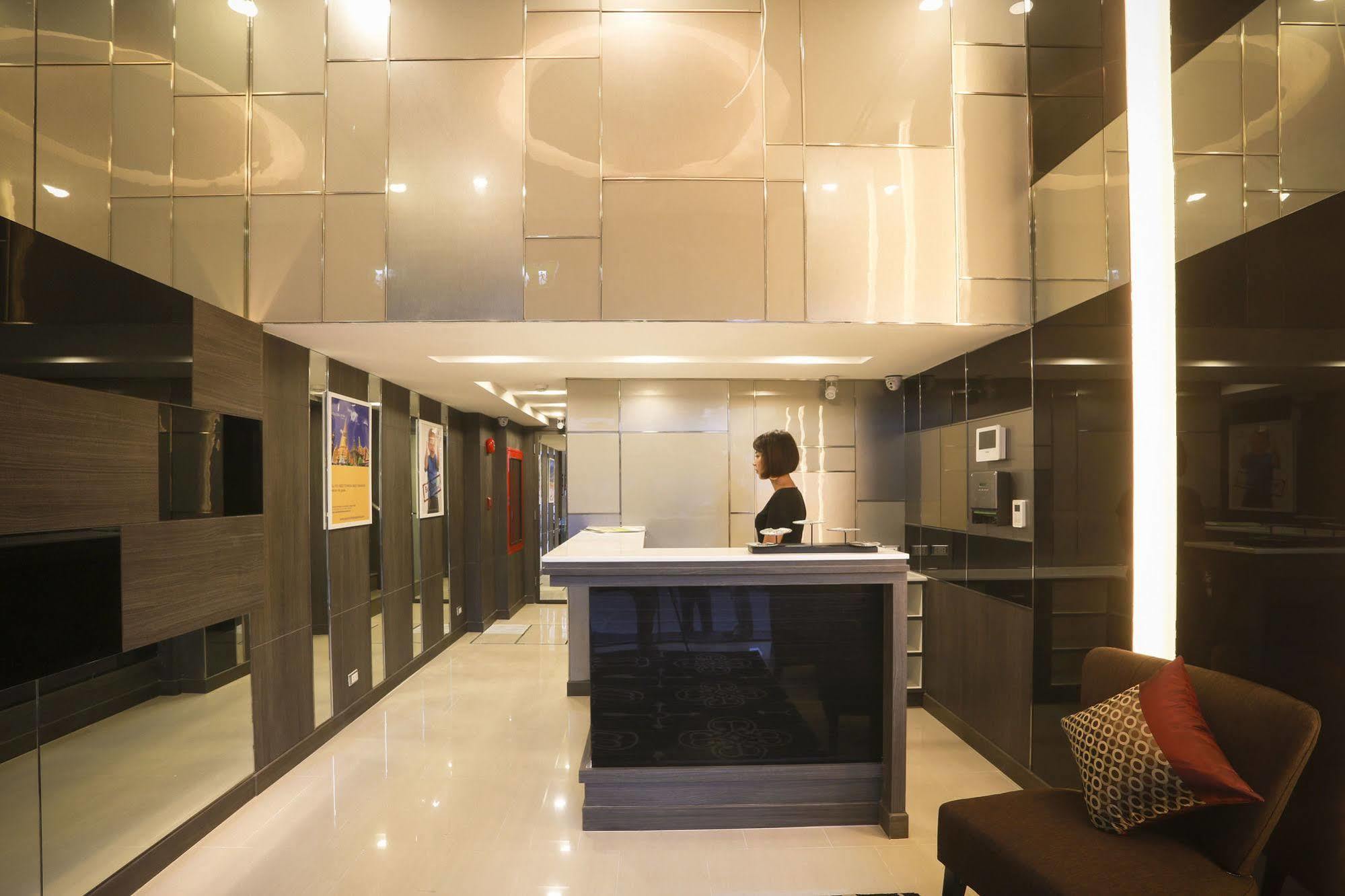 Double One By Aspira Hotel Bangkok Kültér fotó