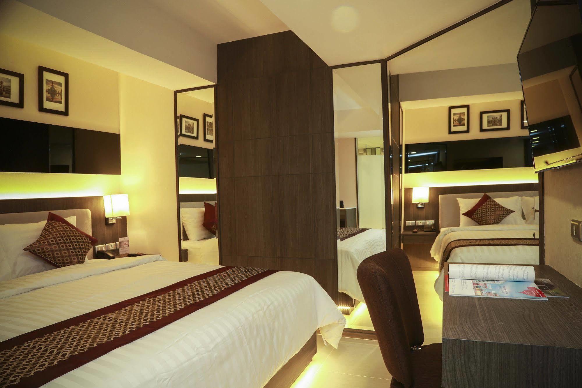 Double One By Aspira Hotel Bangkok Kültér fotó
