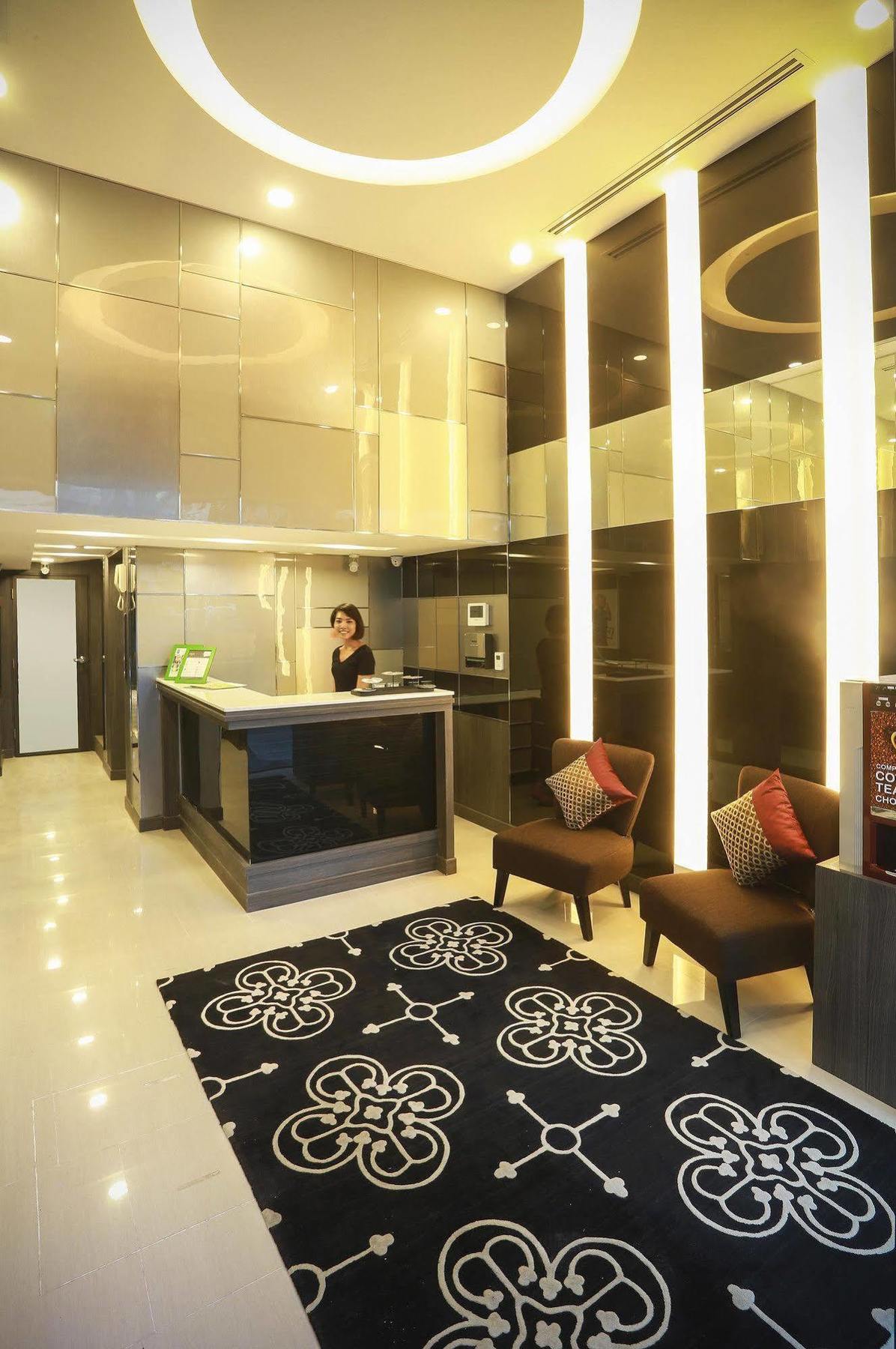 Double One By Aspira Hotel Bangkok Kültér fotó