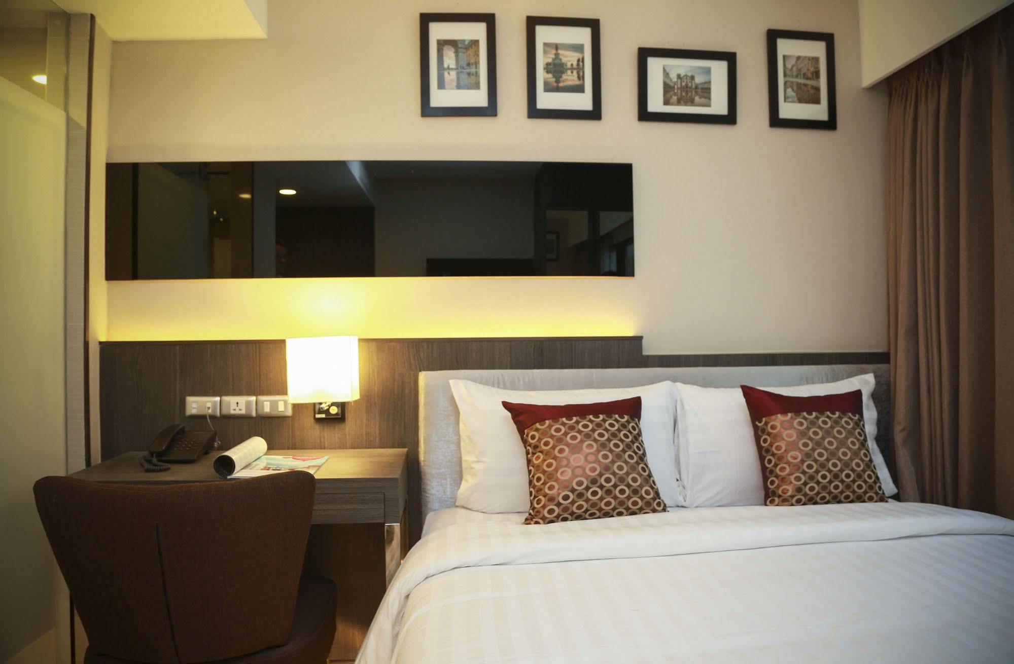 Double One By Aspira Hotel Bangkok Kültér fotó