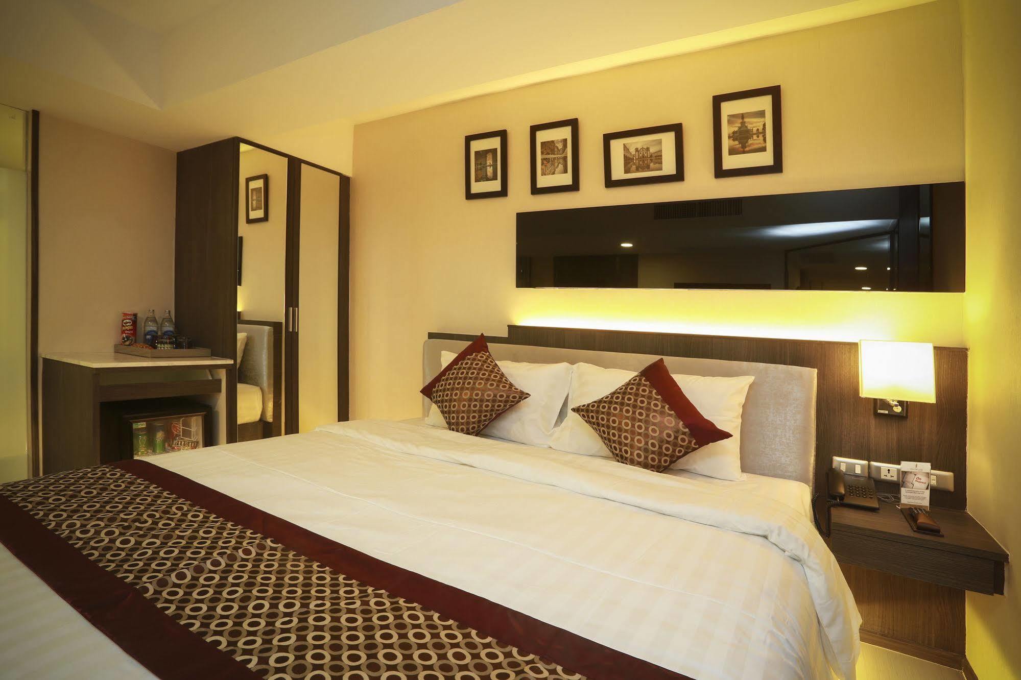 Double One By Aspira Hotel Bangkok Kültér fotó